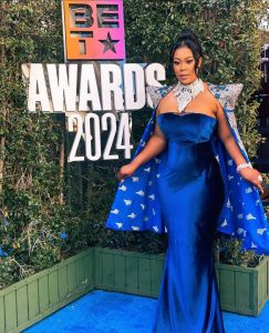 Madam Boss promocionando el textil nacional de Zimbabwe en los premios BET – Zimbabwe A World of Wonders